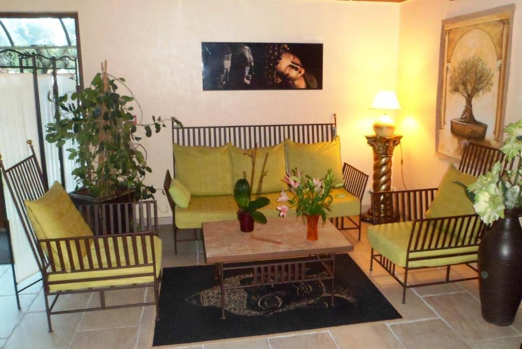 The Originals City, Hotel Le Village Provencal, Aix-En-Provence Nord Pertuis Exterior photo